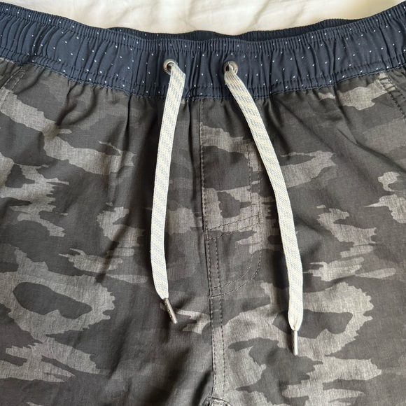 Vuori Kore 8” 2-in-1 Lined Shorts Oregano Watercolor Camo - Picture 5 of 6